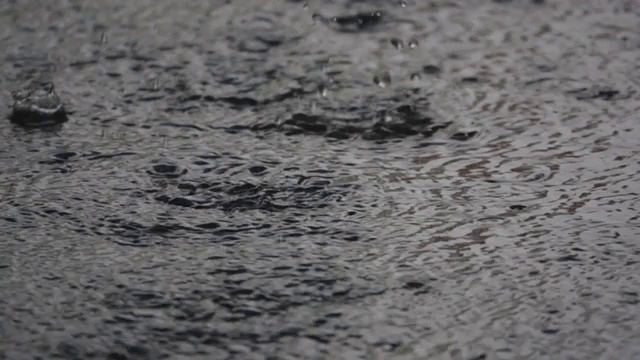 超级慢镜头:雨滴落在地板上。视频素材