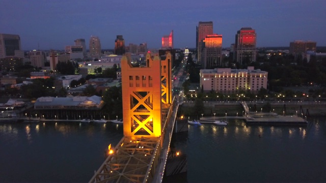 萨克拉门托塔桥和国会大厦夜景视频下载