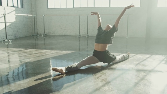在芭蕾舞室里优雅地跳舞的女子视频下载