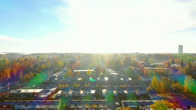 上午在斯德哥尔摩索伦图纳的别墅上空飞行视频素材