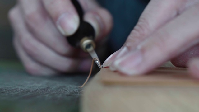 工匠手工制作皮革钱包视频下载