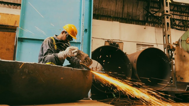 钢管厂工人正在打磨半成品钢管视频下载