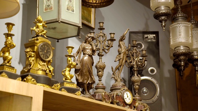 古董店，灯，钟，雕像视频下载