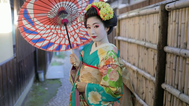 舞妓学徒站在京都祗园狭窄的街道上视频购买
