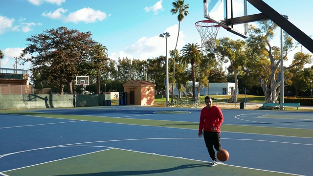 夏天，一个拉丁裔男子在美国的球场上打篮球视频下载
