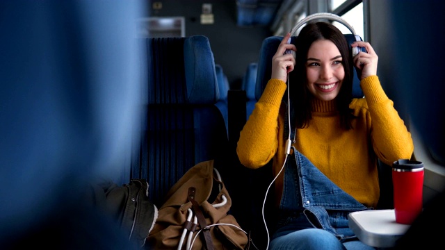在火車上聽音樂的乘客視頻素材