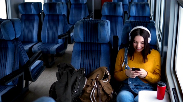 在火車上聽音樂的乘客視頻素材