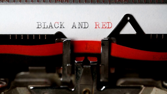 黑与红-用旧打字机打字视频素材