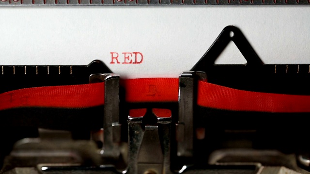 RED -用旧打字机打字视频素材