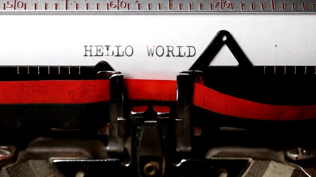 HELLO WORLD -用一台旧打字机打字视频素材