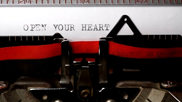 打开你的心——用一台旧打字机打字视频素材