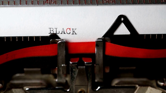 黑色——用一台旧打字机打字视频素材