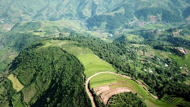 梯田在丘陵或山区耕作，通常在东部，南部和东南亚耕作视频下载