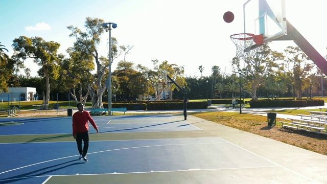 夏天，一个拉丁裔男子在美国的球场上打篮球视频下载