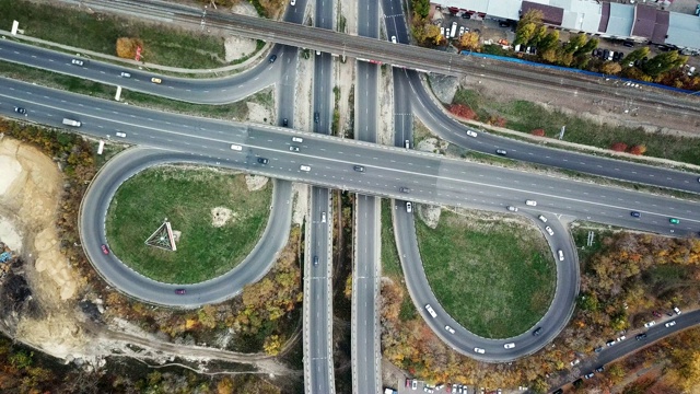 秋天的交通枢纽，俯视图从无人机的角度视频素材