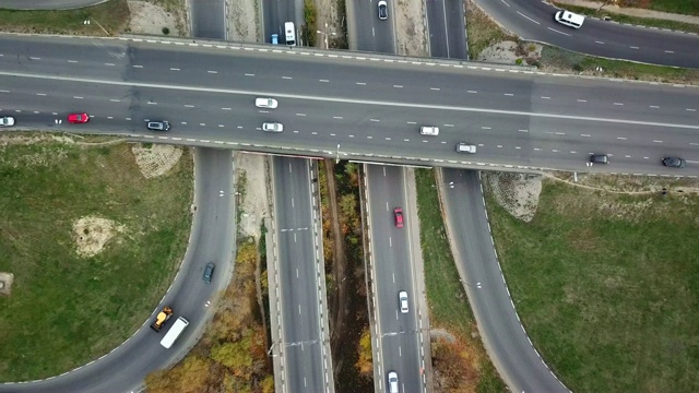秋天的交通枢纽，俯视图从无人机的角度。无人驾驶飞机飞起来视频素材