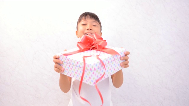 一个日本女孩举着礼物盒视频下载