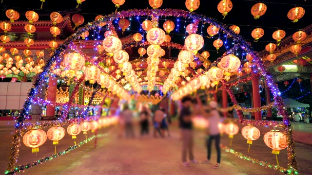 在中国寺庙庆祝新年的中国红灯笼隧道视频下载
