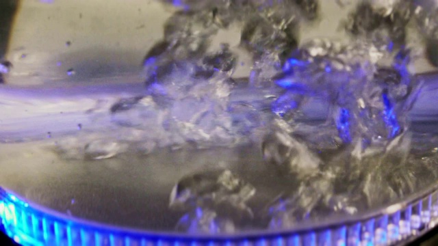 水用玻璃电水壶煮开视频素材