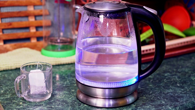 水在玻璃电水壶中煮沸视频素材
