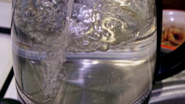 水在玻璃电水壶中煮沸闭合视频素材