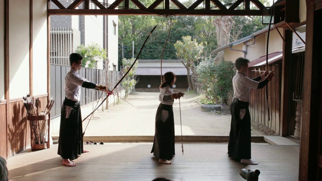 日本弓箭手在道场练习的后视图视频购买
