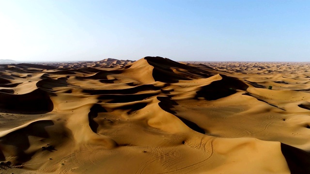 由沙漠景观创造的强烈阴影鸟瞰图，阿联酋视频购买