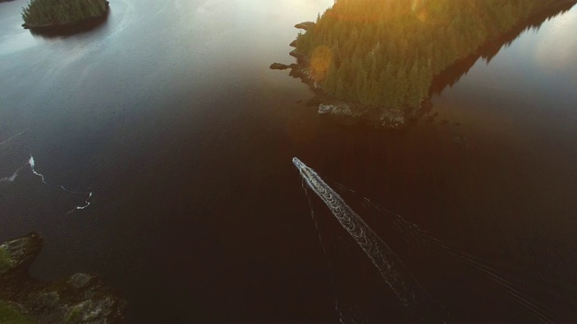 航拍:日落时分，一艘小船穿过大湖视频素材
