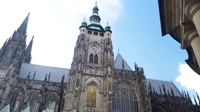 手持低角度视角:步行参观圣乔治大教堂，布拉格大教堂视频下载
