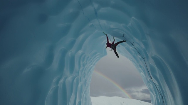 攀冰者在彩虹/帕尔默冰川隧道附近攀爬时悬挂和摇摆视频下载