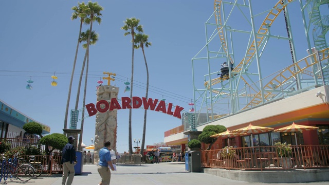 这张照片拍摄于美国加州圣克鲁斯市的游乐园入口处视频下载