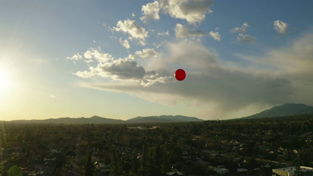 红气球飘向天空视频下载