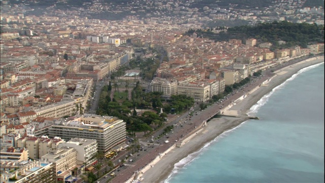 酒店和公寓俯瞰着法国尼斯的美丽海滩。视频下载