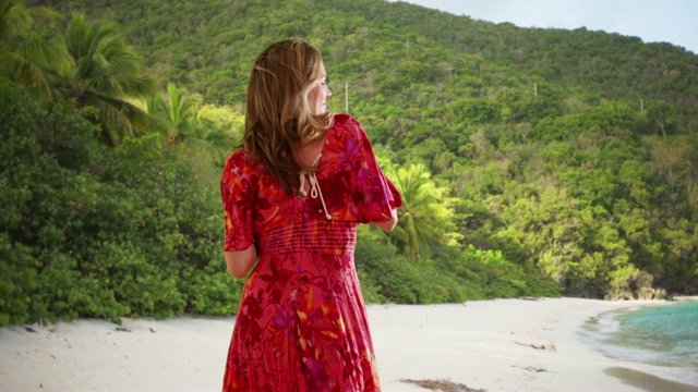女人在太阳裙跳舞，享受假期或假期在圣约翰岛视频下载