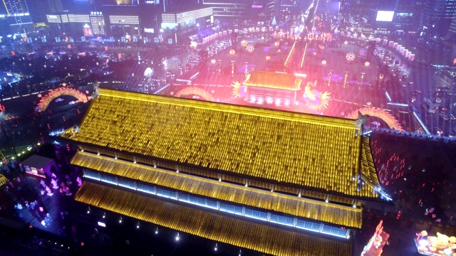 中国陕西西安古城墙南门庆祝春节灯光表演鸟瞰图视频下载