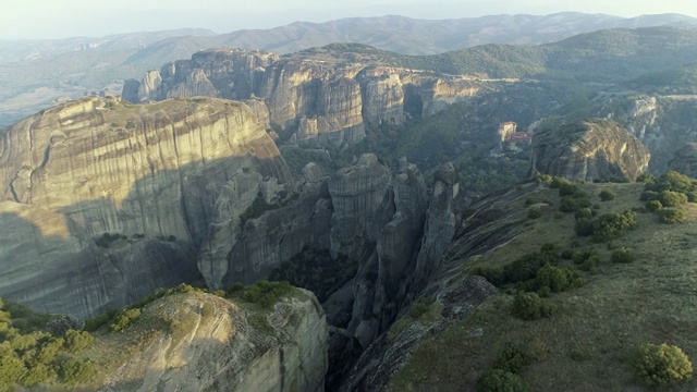 希腊迈特拉的岩石和修道院鸟瞰图视频素材