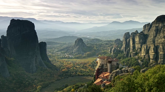 飞越希腊迈特拉的修道院和岩层。视频素材