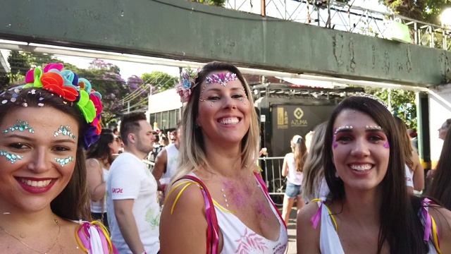 朋友们在巴西用五彩纸屑庆祝狂欢节视频下载
