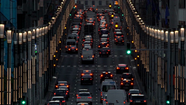 黄昏时分卢瓦街的交通状况视频下载