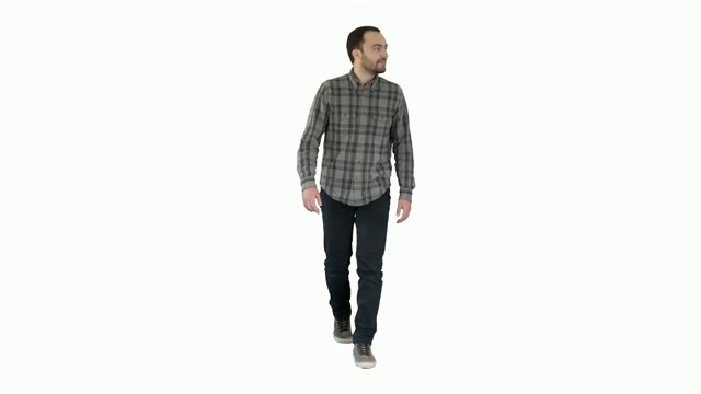 休闲休闲的男人在牛仔裤和衬衫走着，看在白色的背景两侧视频素材