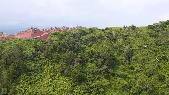 游客的景观和济州岛的Seongsan Ilchulbong凝水锥视频下载