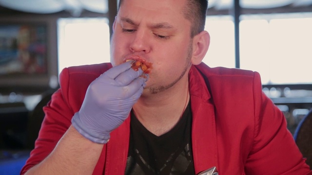 一个男人在吃番茄酱薯条视频素材