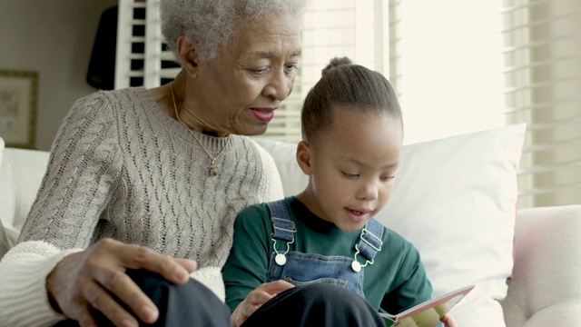 老女人和她的孙女一起读书视频素材