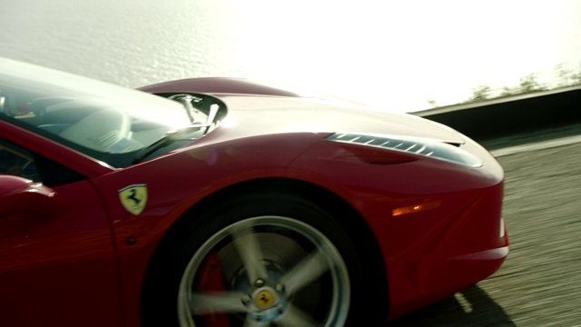 红色法拉利行驶在马里布峡谷俯瞰太平洋视频素材