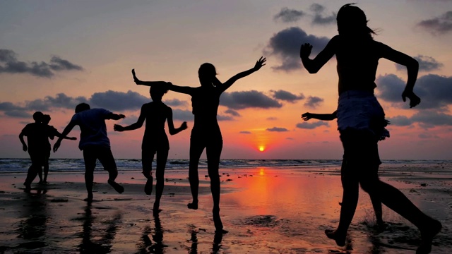 一群朋友在海滩上玩耍的剪影，假期-股票视频下载