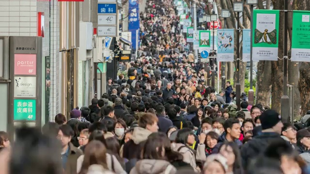 4K时间流逝，一群不明身份的人在东京原宿时尚中心附近的街道上自由行走。日本文化和拥挤概念视频下载