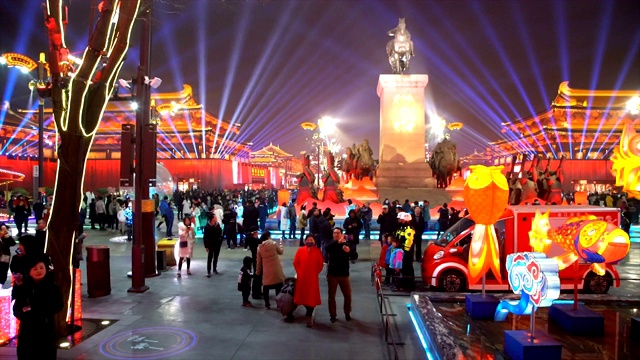 人群在景区庆祝春节/陕西西安，中国视频下载