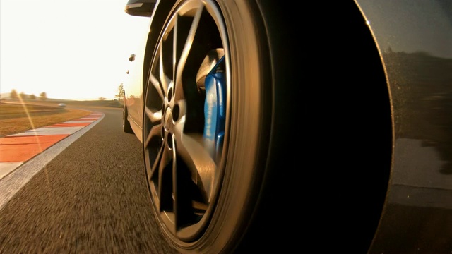 赛车在一项赛车运动赛事中比赛，车轮旋转的景色视频素材