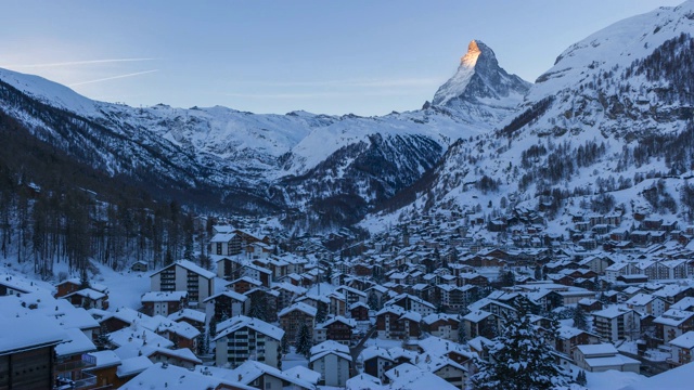 冬雪清晨的泽马特村和马特洪山。瑞士阿尔卑斯山、瑞士视频购买