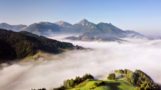 鸟瞰图的雾云在绿色山脉景观Hyper lapse视频下载